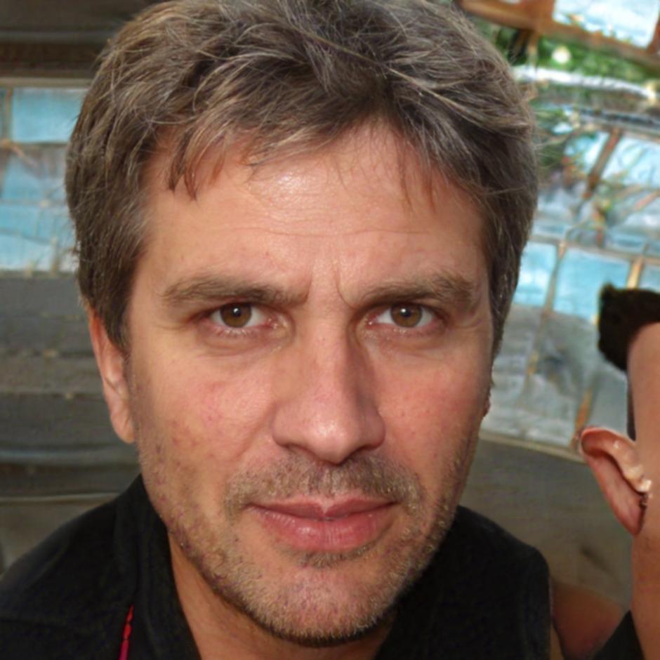 Ritratto di Demetrio Valsecchi, esperto di video editing